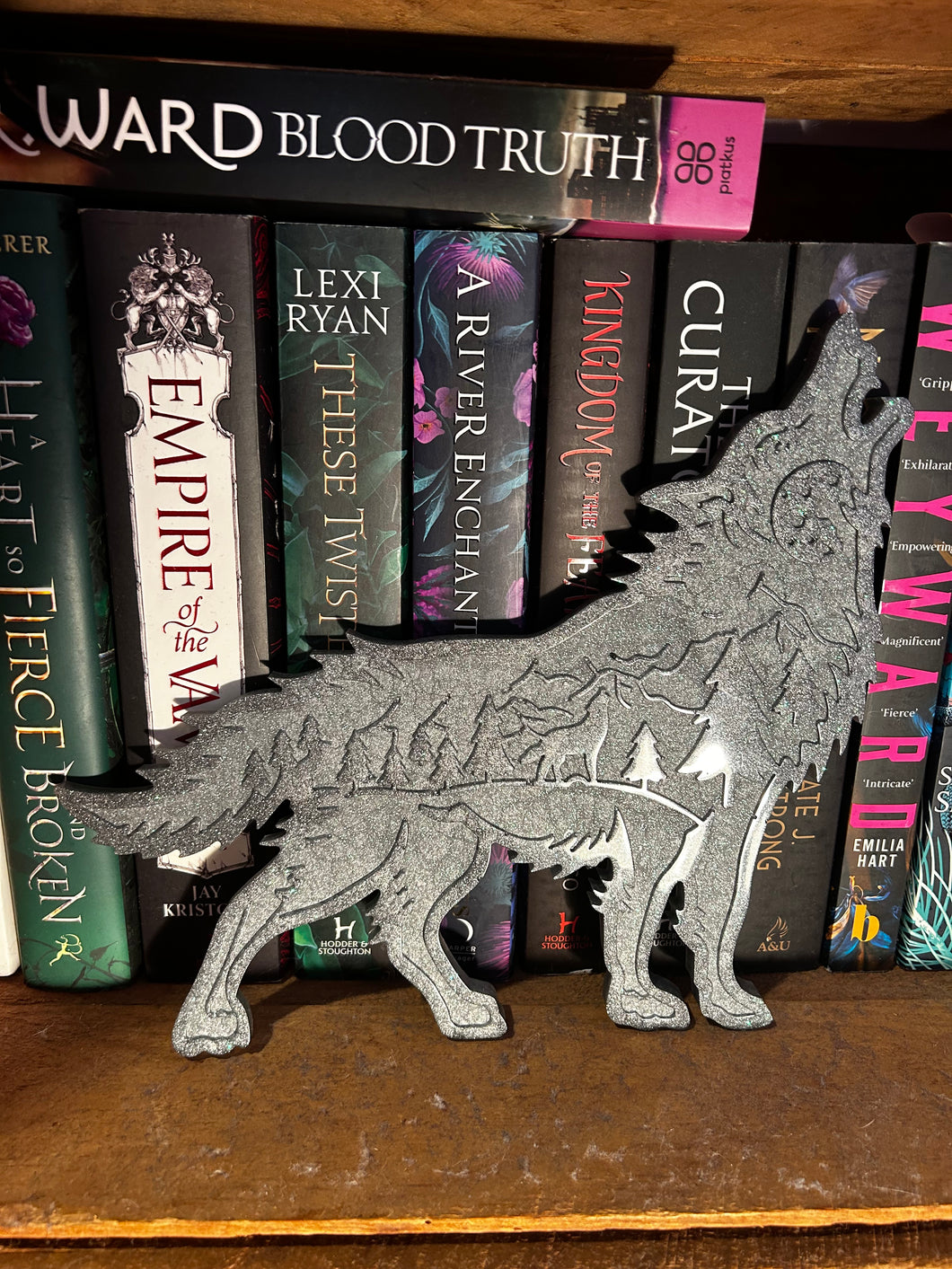 Wolf Resin Bookshelf Buddy, SILVER GLITTER
